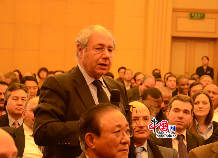 Le 20 novembre, M. Theodore Georgakelos, ambassadeur de Grèce en Chine, pose une question lors du briefing sur l&apos;esprit du 18e Congrès du PCC.