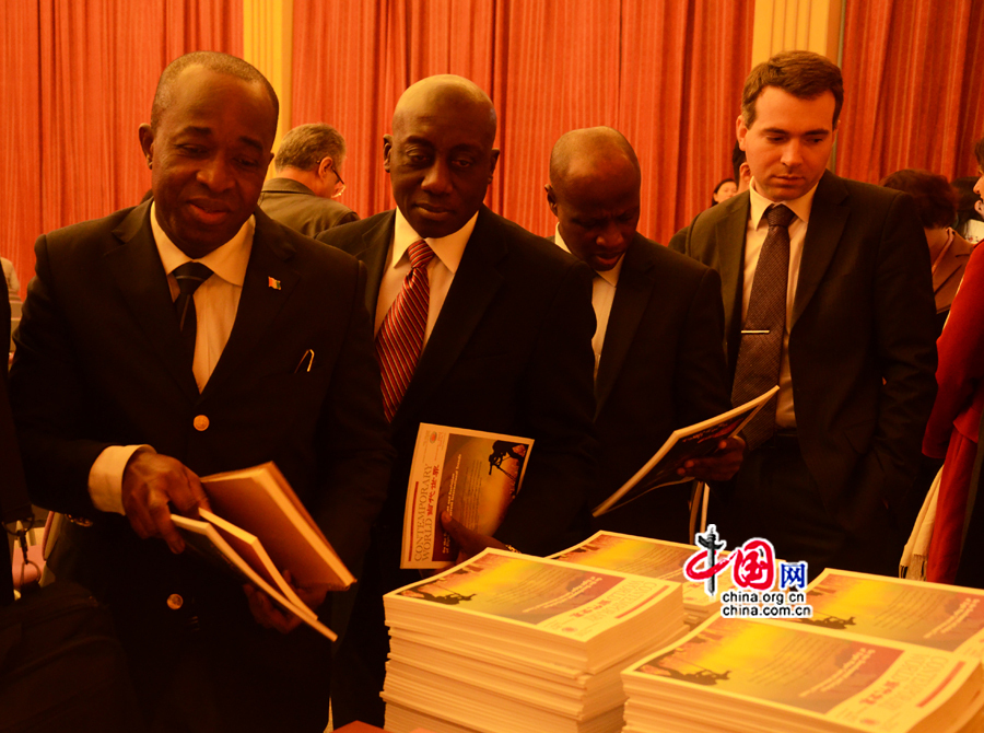 Le 20 novembre, avant le briefing, des diplomates choisissent des livres sur la Chine.