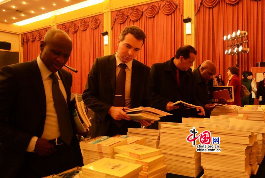 Le 20 novembre, avant le briefing, des diplomates choisissent des livres sur la Chine.