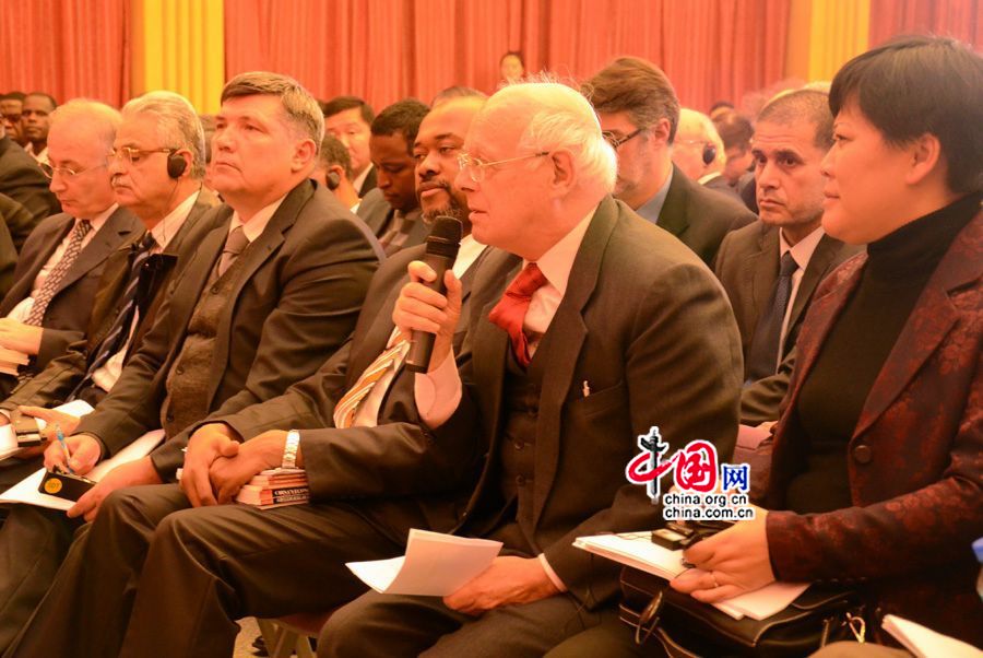 Le 20 novembre, M. Eugeni Bregolat, ambassadeur d&apos;Espagne en Chine pose une question lors du briefing sur l&apos;esprit du 18e Congrès du PCC.