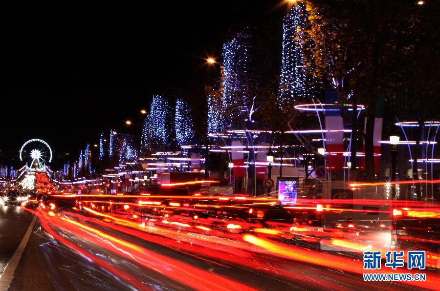 Le 21 novembre, l'avenue des Champs-Elysées a été éclairée par les illuminations de Noël.