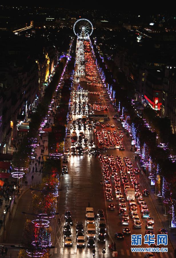 Les illuminations aux Champs-Elysées ouvre la saison de Noël !