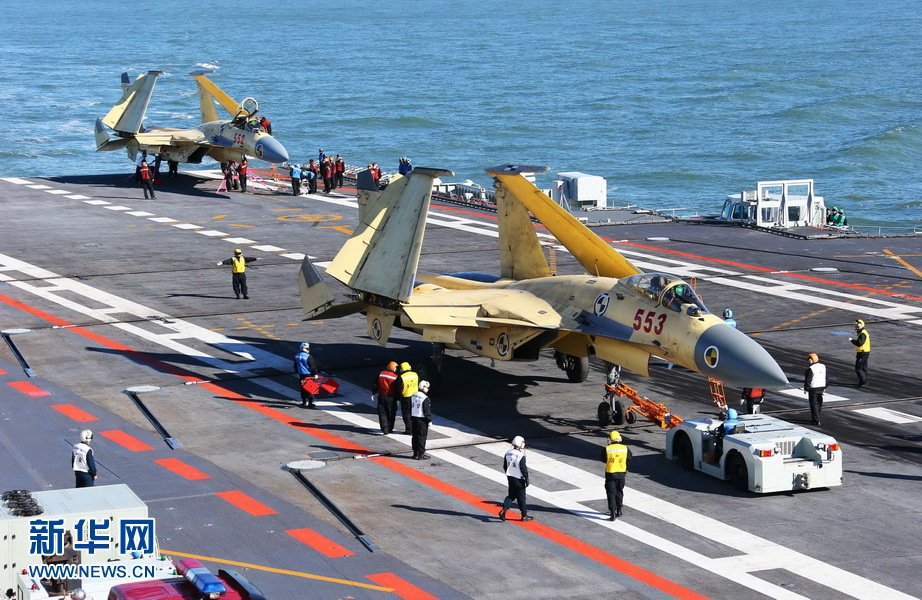 Photos officelles: le premier appontage d'un J-15 sur le porte-avoins chinois Liaoning!