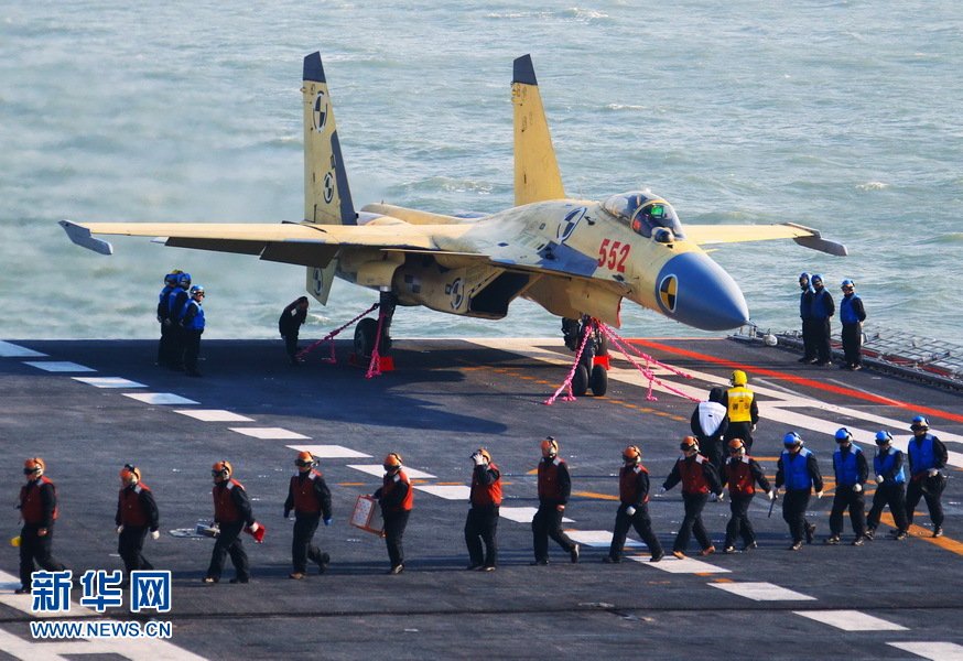 Photos officelles: le premier appontage d'un J-15 sur le porte-avoins chinois Liaoning!