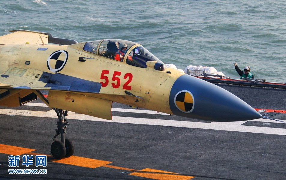 Photos officelles: le premier appontage d'un J-15 sur le porte-avoins chinois Liaoning!