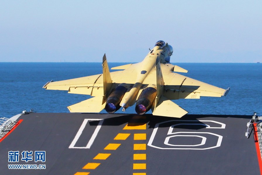 Photos officelles: le premier appontage d'un J-15 sur le porte-avoins chinois Liaoning!