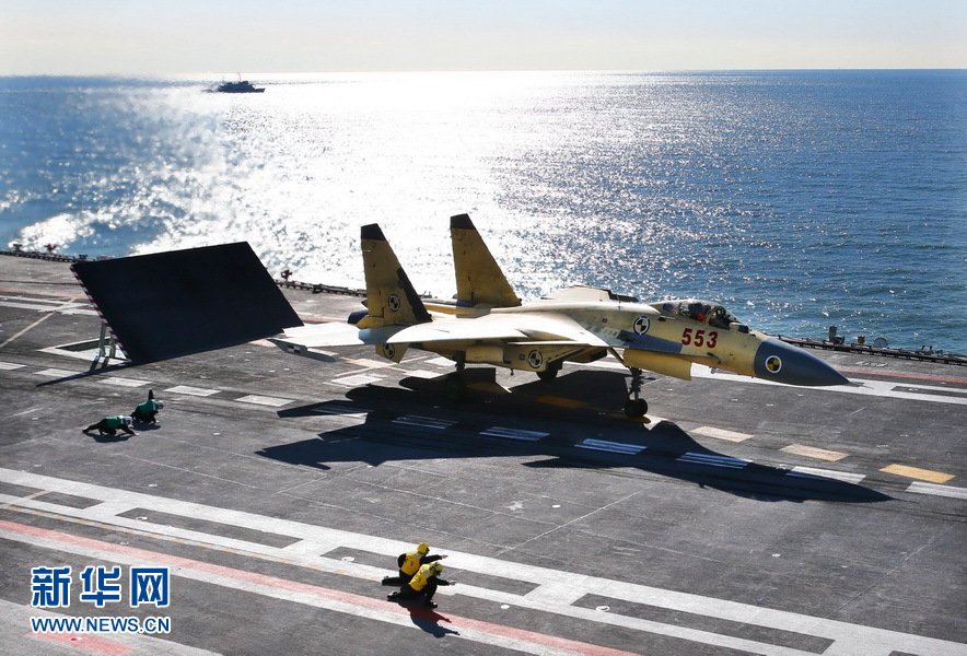 Photos officelles: le premier appontage d&apos;un J-15 sur le porte-avoins chinois Liaoning!