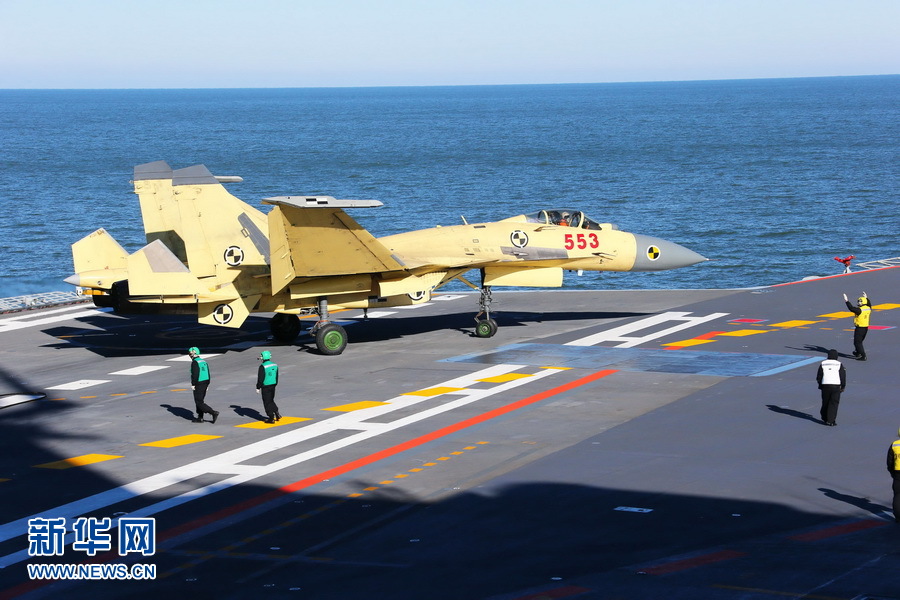 Photos officelles: le premier appontage d&apos;un J-15 sur le porte-avoins chinois Liaoning!