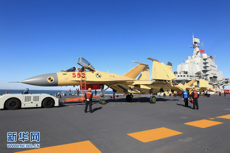 Photos officelles: le premier appontage d'un J-15 sur le porte-avoins chinois Liaoning!