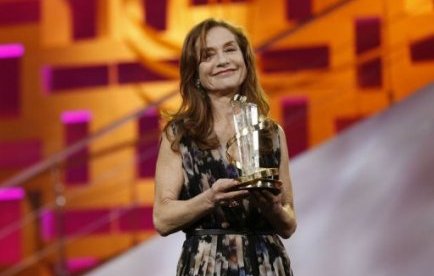 L'actrice française Isabelle Huppert a été vivement applaudie vendredi soir en ouverture de la 12e édition du Festival international du film de Marrakech (FIFM), dans le sud du Maroc, où un hommage sera tout particulièrement rendu cette année au cinéma indien.