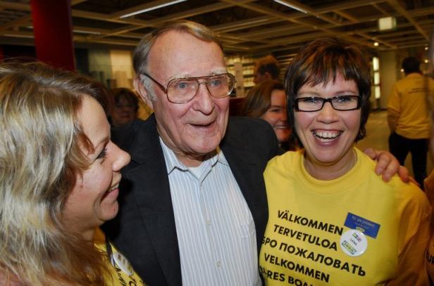 Ingvar Kamprad et deux employées d'Ikea lors de l'ouverture du magasin de Haparanda, dans le nord de la Suède, le 15 novembre 2006