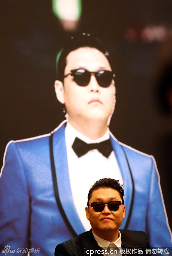 PSY se produit à Singapour