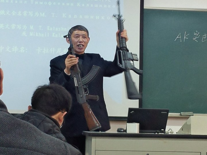 Un professeur chinois apporte un fusil AK-47 au cours Un professeur chinois apporte un fusil AK-47 au cours