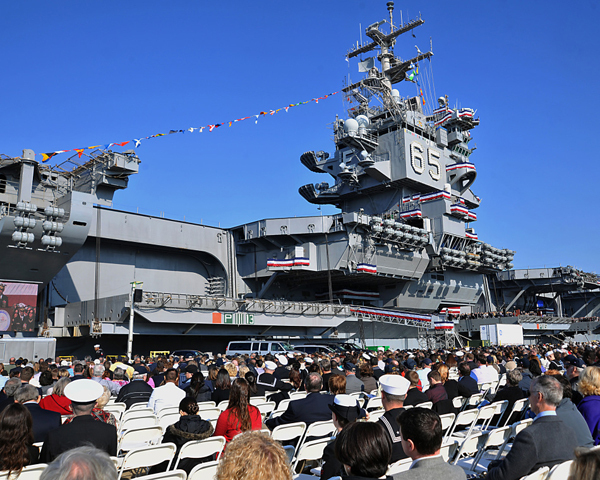 Le premier porte-avion à propulsion nucléaire dans le monde est retiré du service