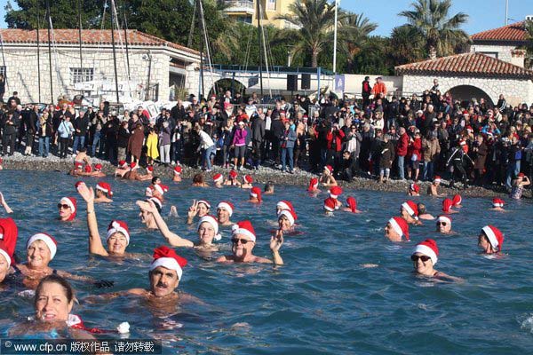 Les Français prennent un bain de Noël malgré le froid