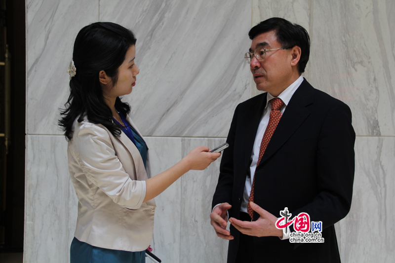 Huang Youyi : Le secteur de la traduction doit être protégé au plus vite par la loi, et son accès réglementé
