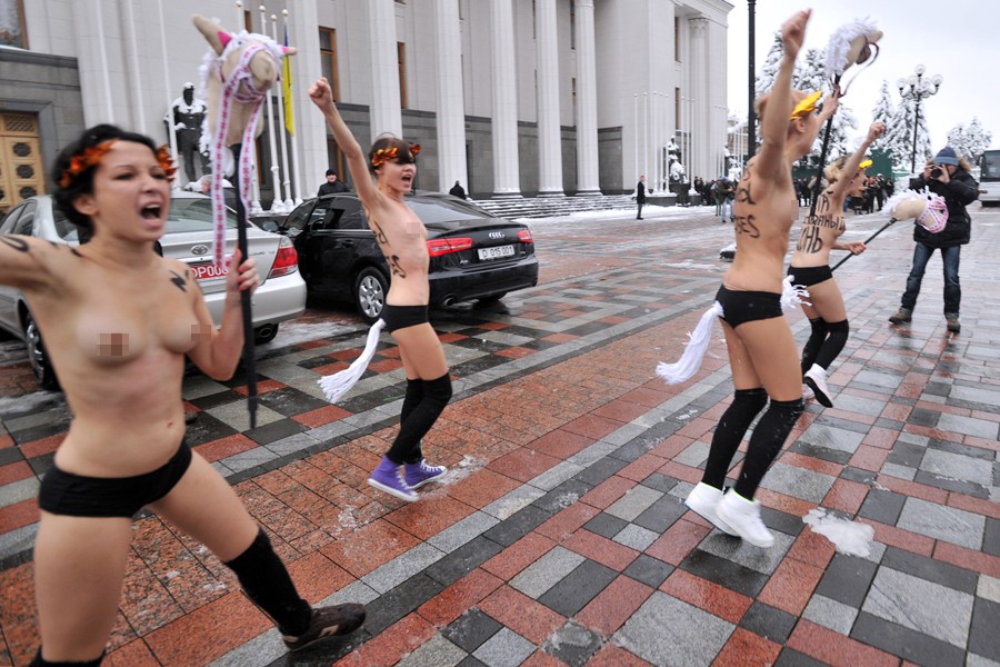 Des jeunes femmes nues dansent le «Gangnam style» devant le parlement