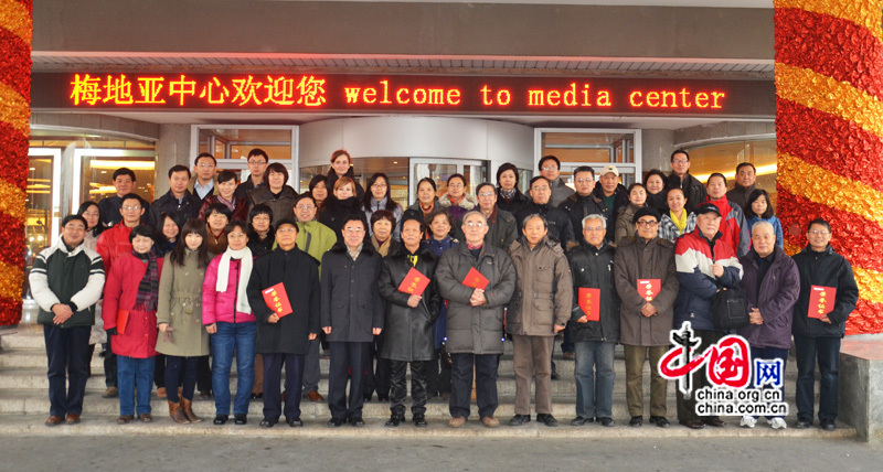 Photo de groupe des participants à la cérémonie de célébration du dixième anniversaire du Séminaire sur la traduction du chinois vers le français de l'Association des traducteurs chinois. (Crédit photo: Zhu Ying)