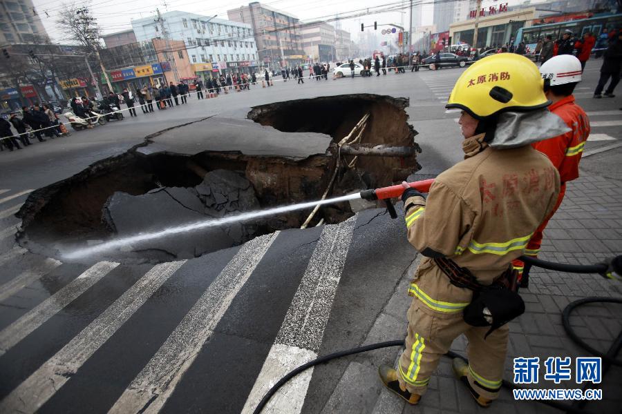 Fin du monde : une route s'effondre dans une ville chinoise