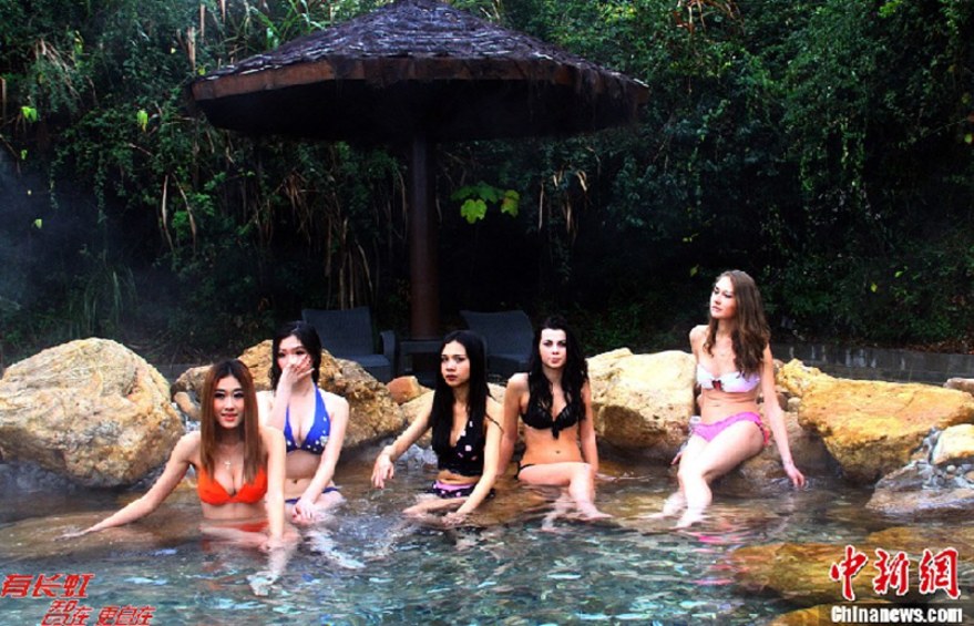 Images : de jeunes et jolis mannequins se baignent dans une source chaude