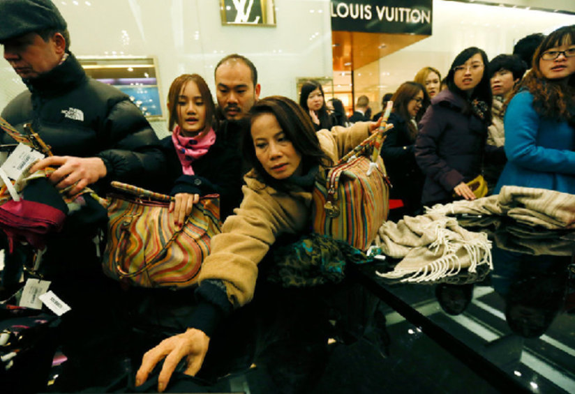 Les consommateurs chinois se ruent vers les magasins de luxe en Europe