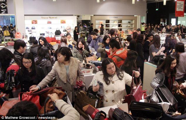 Les Chinois se ruent dans les boutiques de luxe en Angleterre