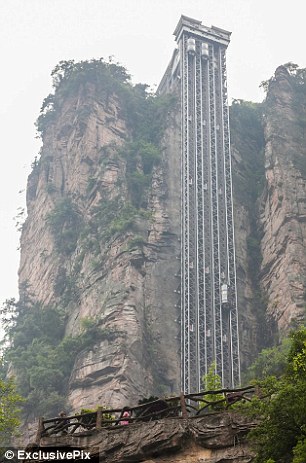 Le plus haut ascenseur touristique en Chine suscite la polémique