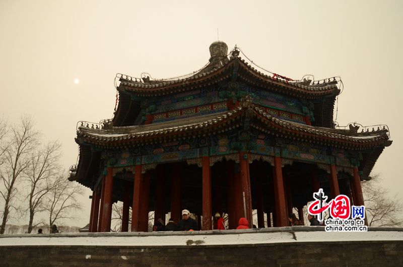 Le 20 janvier, la capitale chinoise a été témoin de nouvelles chutes de neige. Malgré le froid glacial, de nombreux touristes et photographes amateurs se sont rendus au Palais d'été, le jardin impérial de Beijing, pour admirer le site couvert de neige.(Crédit photo: Zhu Ying)