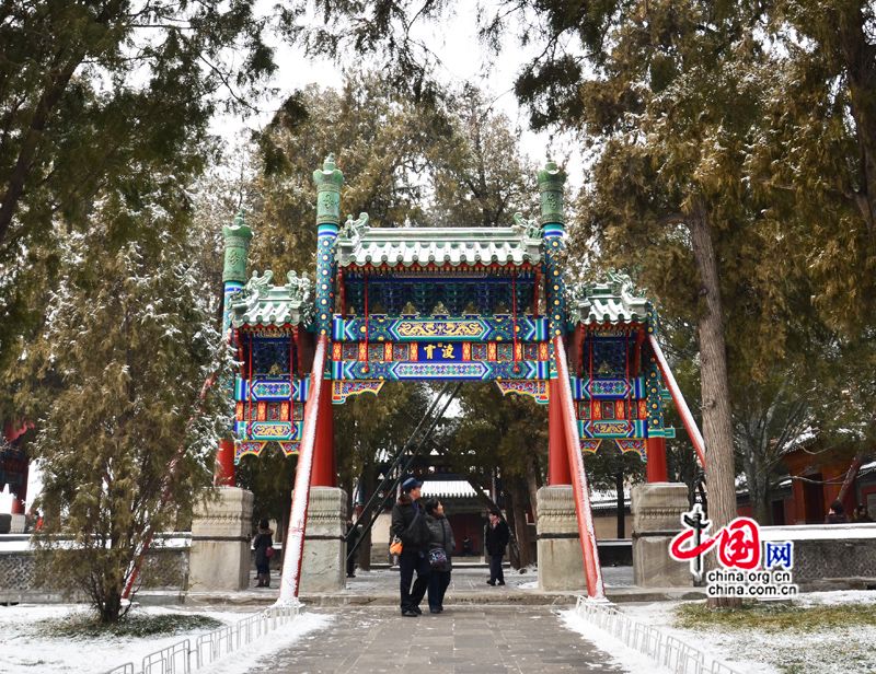 Le 20 janvier, la capitale chinoise a été témoin de nouvelles chutes de neige. Malgré le froid glacial, de nombreux touristes et photographes amateurs se sont rendus au Palais d&apos;été, le jardin impérial de Beijing, pour admirer le site couvert de neige. (Crédit photo: Zhu Ying)