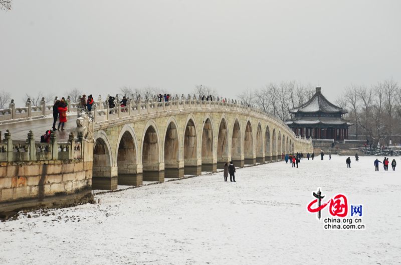 Le 20 janvier, la capitale chinoise a été témoin de nouvelles chutes de neige. Malgré le froid glacial, de nombreux touristes et photographes amateurs se sont rendus au Palais d&apos;été, le jardin impérial de Beijing, pour admirer le site couvert de neige. (Crédit photo: Zhu Ying)