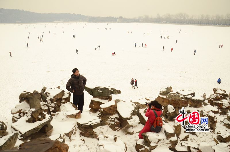 Le 20 janvier, des touristes s&apos;amusent sur le lac Kunming gelé. (Crédit photo: Zhu Ying)