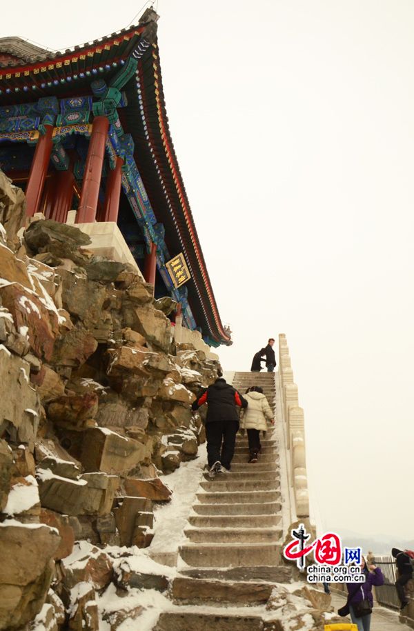 Le 20 janvier, la capitale chinoise a été témoin de nouvelles chutes de neige. Malgré le froid glacial, de nombreux touristes et photographes amateurs se sont rendus au Palais d&apos;été, le jardin impérial de Beijing, pour admirer le site couvert de neige. (Crédit photo: Zhu Ying)