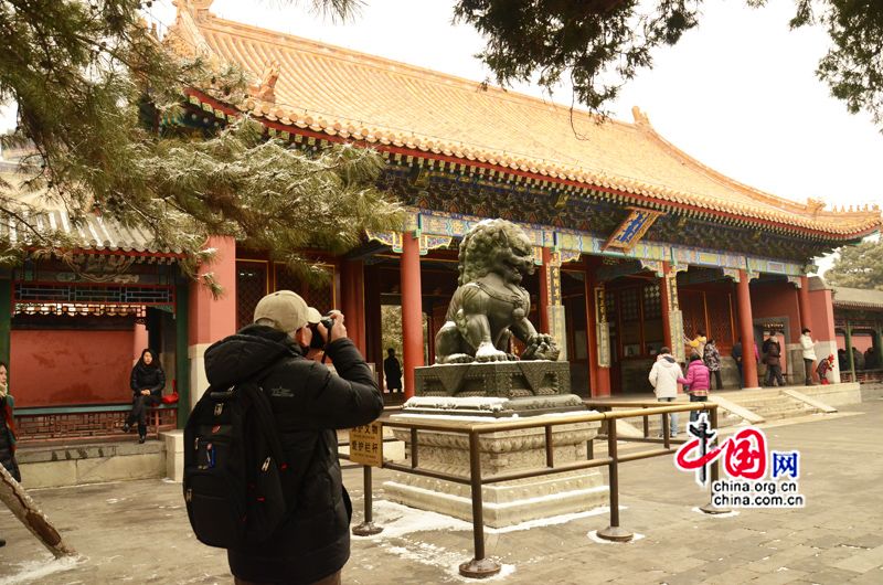 Le 20 janvier, un touriste prend des photos devant le pavillon du Parfum de Bouddha (Foxiang Ge). (Crédit photo: Zhu Ying)