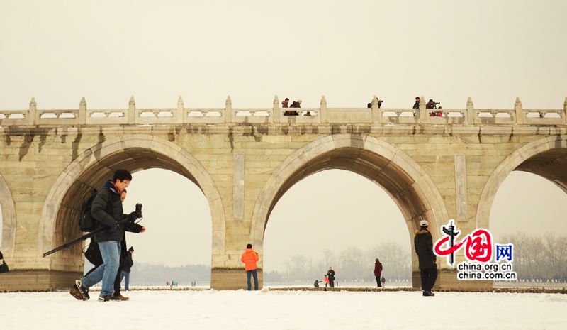 Le 20 janvier, des touristes s&apos;amusent sur le lac Kunming gelé. (Crédit photo: Zhu Ying)