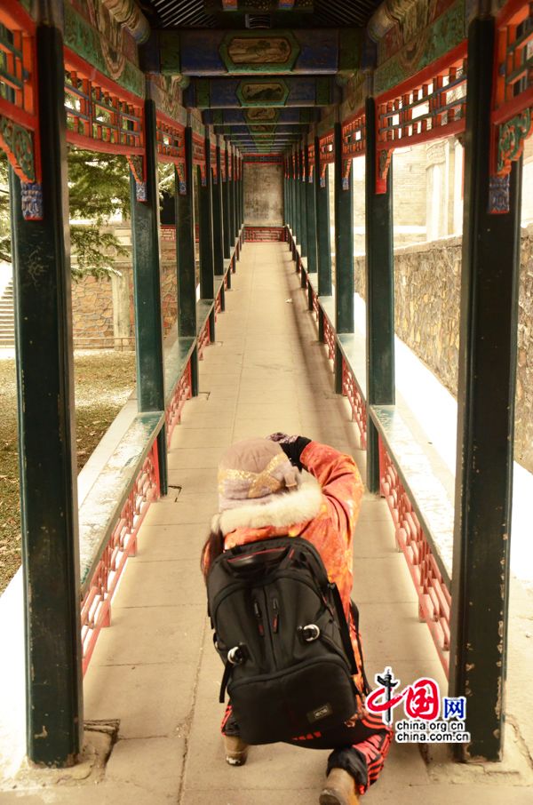 Le 20 janvier, une touriste prend des photos au Palais d&apos;été. (Crédit photo: Zhu Ying)