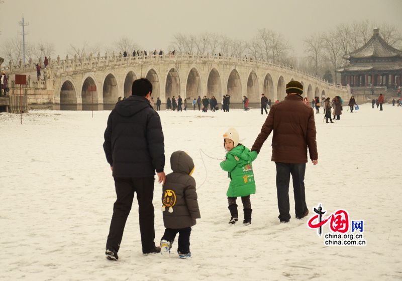 Le 20 janvier, des touristes s&apos;amusent sur le lac Kunming gelé. (Crédit photo: Zhu Ying)