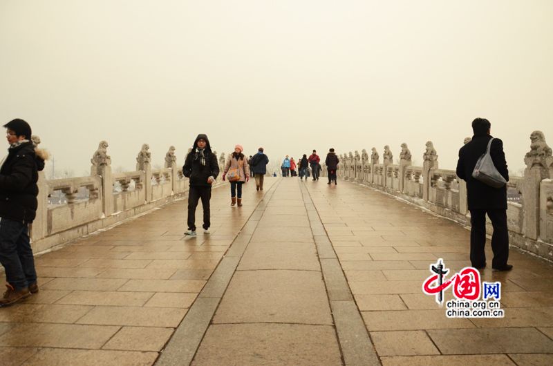 Le 20 janvier, des touristes marchent sur le pont aux Dix-Sept Arches. (Crédit photo: Zhu Ying)