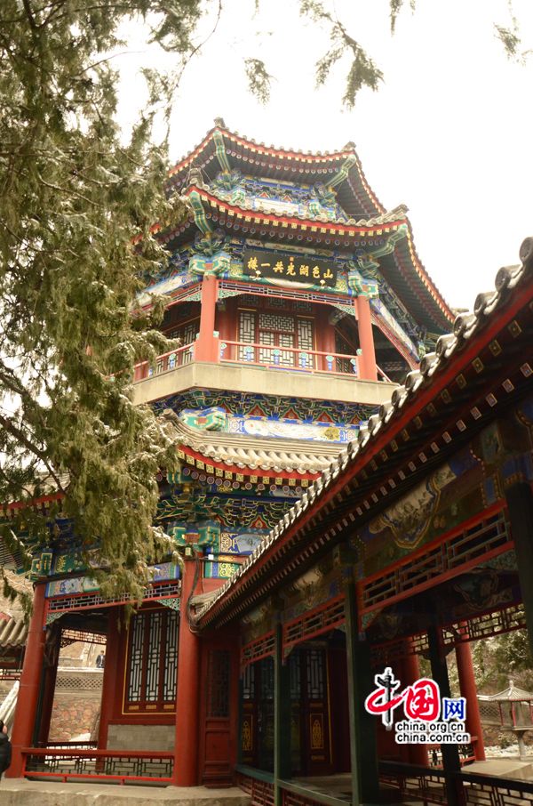 Le 20 janvier, la capitale chinoise a été témoin de nouvelles chutes de neige. Malgré le froid glacial, de nombreux touristes et photographes amateurs se sont rendus au Palais d&apos;été, le jardin impérial de Beijing, pour admirer le site couvert de neige. (Crédit photo: Zhu Ying)