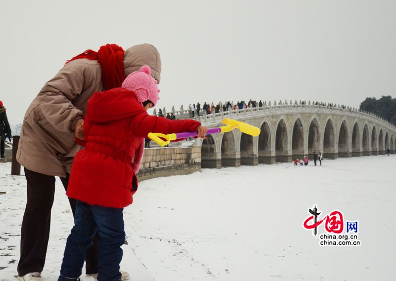 Le 20 janvier, la capitale chinoise a été témoin de nouvelles chutes de neige. Malgré le froid glacial, de nombreux touristes et photographes amateurs se sont rendus au Palais d&apos;été, le jardin impérial de Beijing, pour admirer le site couvert de neige. (Crédit photo: Zhu Ying)