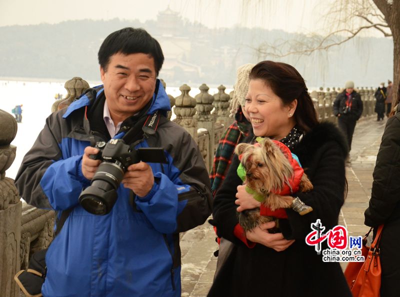 Le 20 janvier, la capitale chinoise a été témoin de nouvelles chutes de neige. Malgré le froid glacial, de nombreux touristes et photographes amateurs se sont rendus au Palais d&apos;été, le jardin impérial de Beijing, pour admirer le site couvert de neige. (Crédit photo: Zhu Ying)