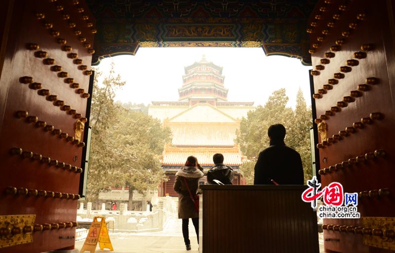 Le 20 janvier, des touristes prennent des photos à l&apos;entrée du pavillon du Parfum de Bouddha (Foxiang Ge). (Crédit photo: Zhu Ying)