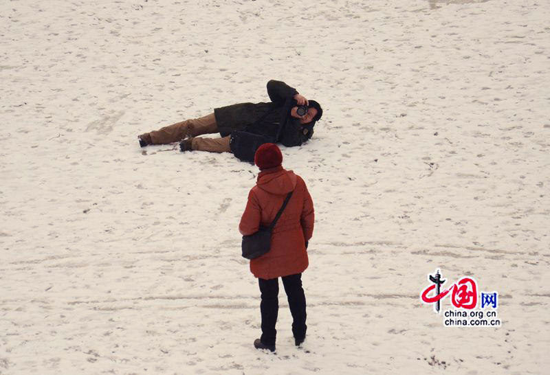 Le 20 janvier, des touristes prennent des photos sur le lac Kunming gelé. (Crédit photo: Zhu Ying)