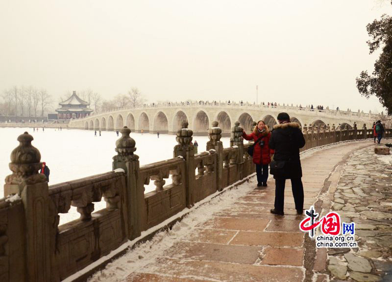 Le 20 janvier, la capitale chinoise a été témoin de nouvelles chutes de neige. Malgré le froid glacial, de nombreux touristes et photographes amateurs se sont rendus au Palais d&apos;été, le jardin impérial de Beijing, pour admirer le site couvert de neige. (Crédit photo: Zhu Ying)