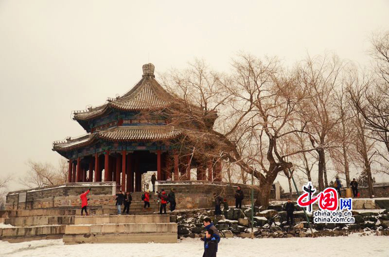 Le 20 janvier, des touristes s&apos;amusent sur le lac Kunming gelé. (Crédit photo: Zhu Ying)