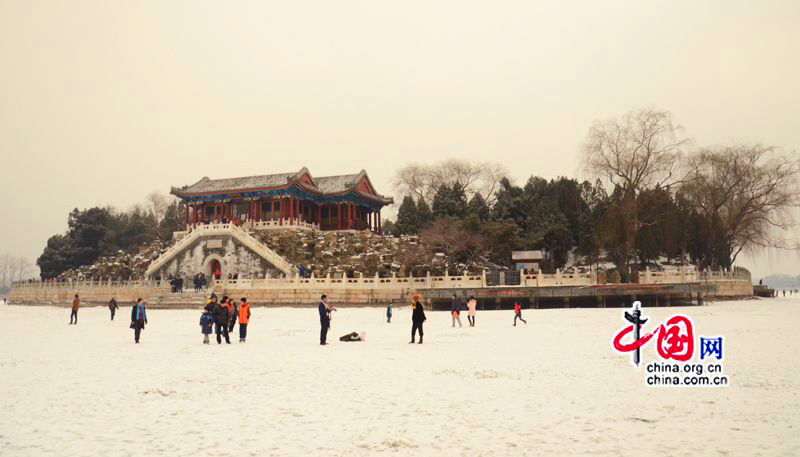 Le 20 janvier, des touristes s&apos;amusent sur le lac Kunming gelé. (Crédit photo: Zhu Ying) 