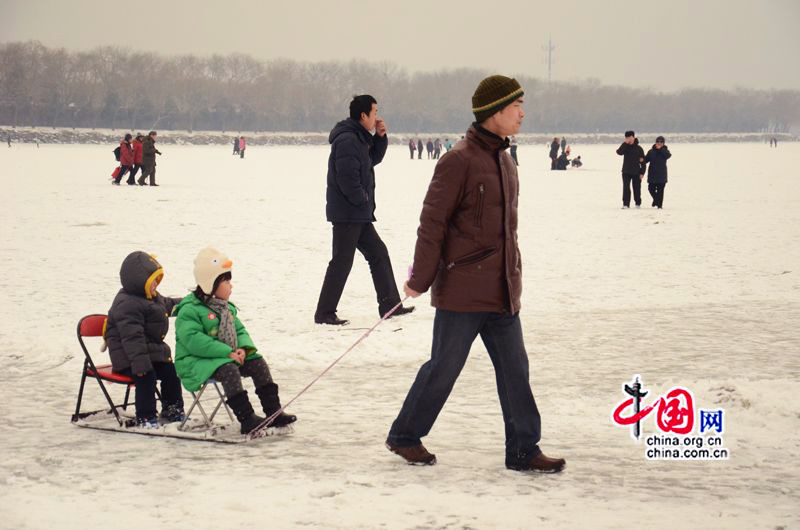 Le 20 janvier, des touristes s&apos;amusent sur le lac Kunming gelé. (Crédit photo: Zhu Ying)