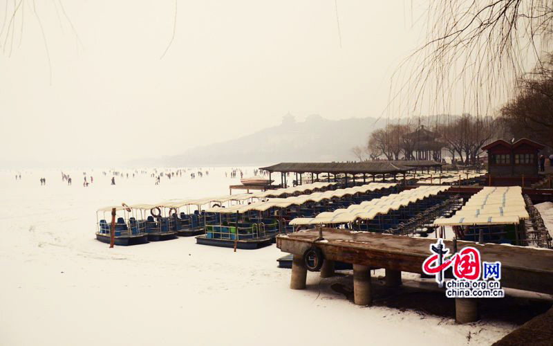 Le 20 janvier, des bateaux immobilisés sur le lac Kunming gelé. (Crédit photo: Zhu Ying)