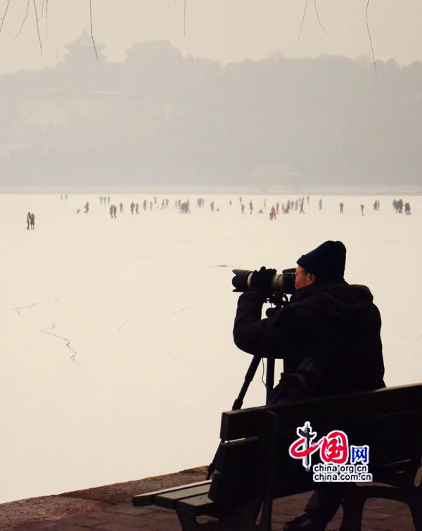 Le 20 janvier, un photographe amateur prend des photos sur les rives du lac Kunming. (Crédit photo: Zhu Ying)