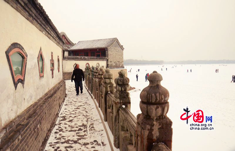 Le 20 janvier, des touristes s&apos;amusent sur le lac Kunming gelé. (Crédit photo: Zhu Ying)