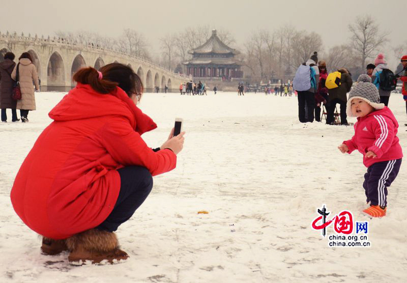 Le 20 janvier, des touristes s&apos;amusent sur le lac Kunming gelé. (Crédit photo: Zhu Ying)